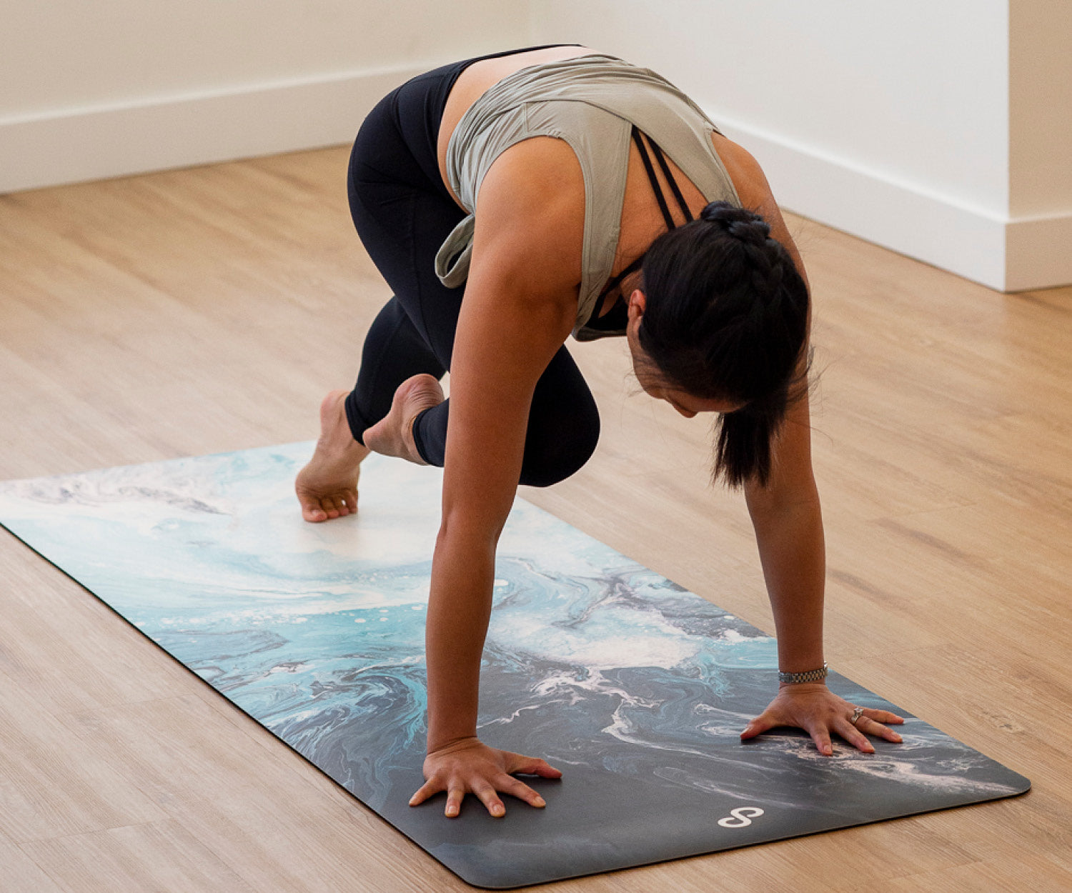 REFORMERMAT Female Practicing Micro-fibre Durable Reformer Pilates Yoga Mat - Fluid Blue Ocean Design