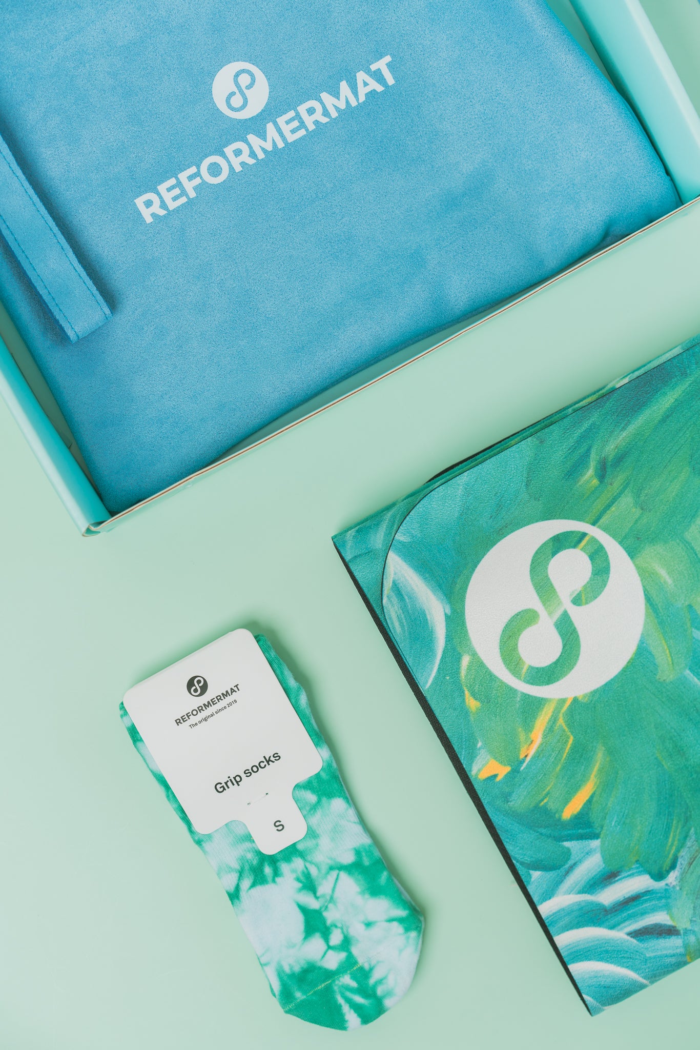 REFORMERMAT Micro-fibre Durable Reformer Pilates Yoga Mat Grip Socks - Aqua Angel Feathers Design Giftpack