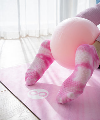 REFORMERMAT Pilates Reformer Grip Socks Organic Cotton & Softball  - Tie-Dye Pink 